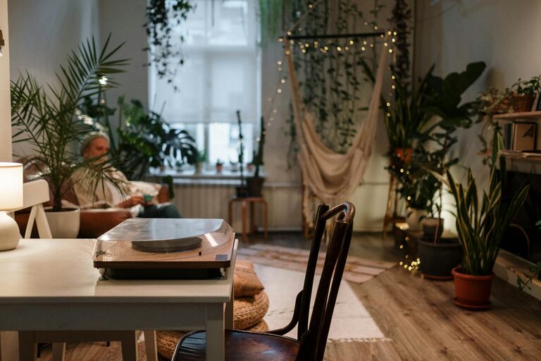 Simple Ways to Create a Cozy and Inviting Home Atmosphere Year-Round